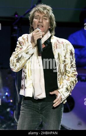 Rod Stewart spielt am 12. Dezember 2005 in London das dritte von drei Earls Court-Konzerten, die wegen Krankheit vom Mai verschoben wurden Stockfoto