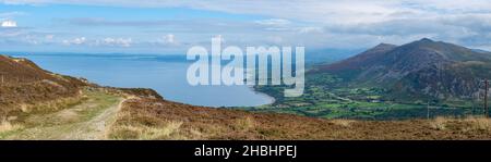 Blick nach Osten von den Hängen des Yr Eifl vorbei an den Gipfeln des Gyrn DDU und Gyrn Goch in Richtung Caernarfon und Anglesey. Stockfoto