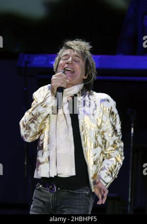 Rod Stewart spielt am 12. Dezember 2005 in London das dritte von drei Earls Court-Konzerten, die wegen Krankheit vom Mai verschoben wurden Stockfoto