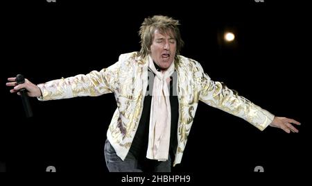 Rod Stewart spielt am 12. Dezember 2005 in London das dritte von drei Earls Court-Konzerten, die wegen Krankheit vom Mai verschoben wurden Stockfoto