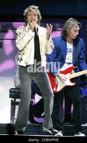 Rod Stewart spielt am 12. Dezember 2005 in London das dritte von drei Earls Court-Konzerten, die wegen Krankheit vom Mai verschoben wurden Stockfoto