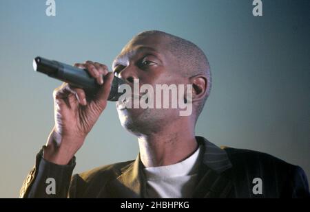 Maxi Jazz vom britischen Tanzkollektiv Faithless tritt am 6. Dezember 2005 in London auf der Bühne auf, um ihr bestes Hits-Album 'Forever Faithless' an der Carling Academy Brixton zu promoten. Stockfoto