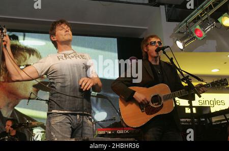 Morten Harket, Leif Johansen und Jose Gonzalezt vom skandinavischen Pop-Trio A-Ha posieren und geben Live-Aufnahmen ihrer neuesten Single Analogue (All I Want) vom achten Studioalbum Analogue in der Londoner HMV Oxford Street vor. Stockfoto