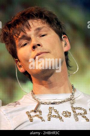 Morten Harket, Leif Johansen und Jose Gonzalezt vom skandinavischen Pop-Trio A-Ha posieren und geben Live-Aufnahmen ihrer neuesten Single Analogue (All I Want) vom achten Studioalbum Analogue in der Londoner HMV Oxford Street vor. Stockfoto