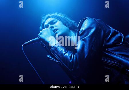 Julian Casablancas von der New Yorker Indie-Gruppe The Strokes spielen ihr erstes London-Datum der UK-Tour und bewerben ihr drittes Album 'First Impressions of Earth', das am 9. Januar im Shepherds Bush Empire in London veröffentlicht wurde. Stockfoto