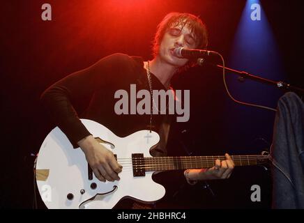 Pete Doherty von der Indie-Band Babyshambles tritt zur Unterstützung ihres Debütalbums 'Down in Albion' im Koko ,Camden in London auf. Stockfoto