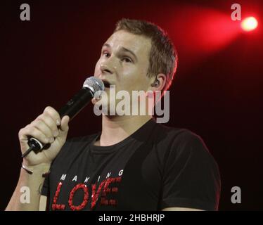 Blues-Sänger Lee Ryan tritt auf und wirbt für seine neueste Single When I Think of You im Shepherds Bush Empire in London. Stockfoto