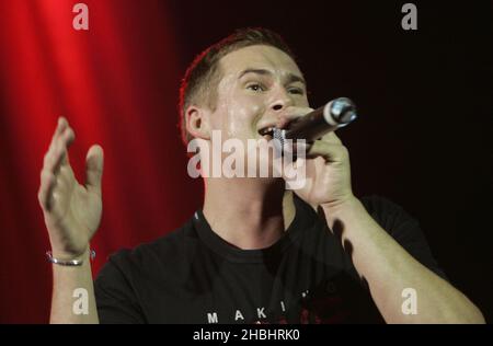 Blues-Sänger Lee Ryan tritt auf und wirbt für seine neueste Single When I Think of You im Shepherds Bush Empire in London. Stockfoto