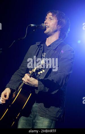 James Blunt tritt auf der Bühne der Carling Academy Brixton in London auf. Stockfoto