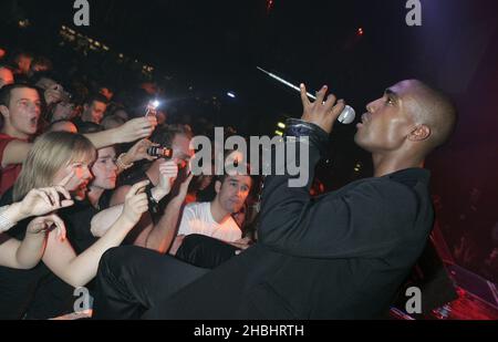 Simon Webbe ex Blue Sänger, tritt am 18. Februar 2006 live auf der Bühne im GAY Astoria in London auf. Stockfoto