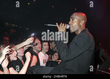 Simon Webbe ex Blue Sänger, tritt am 18. Februar 2006 live auf der Bühne im GAY Astoria in London auf. Stockfoto