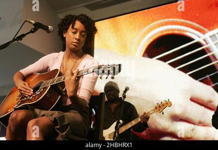 Die Leeds-Soulsängerin Corinne Bailey Rae spielt live und signiert Kopien ihrer Single 'Put Your Records On', am 20. Februar 2006 in der HMV Oxford Street in London, Stockfoto