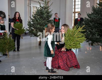 Die schwedische Prinzessin Madeleine und Prinzessin Adrienne erhalten dieses Jahr Weihnachtsbäume im Königspalast in Stockholm, Schweden, am 20. Dezember 2021. Foto: Anders Wiklund / TT-Code 10040 Stockfoto