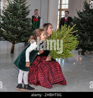 Die schwedische Prinzessin Madeleine und Prinzessin Adrienne erhalten dieses Jahr Weihnachtsbäume im Königspalast in Stockholm, Schweden, am 20. Dezember 2021. Foto: Anders Wiklund / TT-Code 10040 Stockfoto