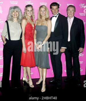 Eleanor Bergstein Schriftsteller und Produzent, Nadia Coote, Joseph Brown Tänzer, Tess Daly, Kevin Jacobsen Produzent. Teilnahme an der Dirty Dancing Classic Story auf der Bühne UK Premiere im Cafe de Paris vor der Show im Aldwych Theater in London. Stockfoto