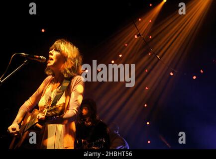 Beth Orton tritt live auf der Bühne auf, um ihr viertes Album „Comfort of Strangers“ im Shepherds Bush Empire in London zu promoten Stockfoto