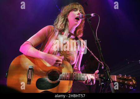 Beth Orton tritt live auf der Bühne auf, um ihr viertes Album „Comfort of Strangers“ im Shepherds Bush Empire in London zu promoten Stockfoto