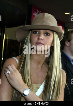 Katty Hill bei den Capital Radio Awards, Royal Lancaster Hotel, London. Kopfschuss, Hut Stockfoto