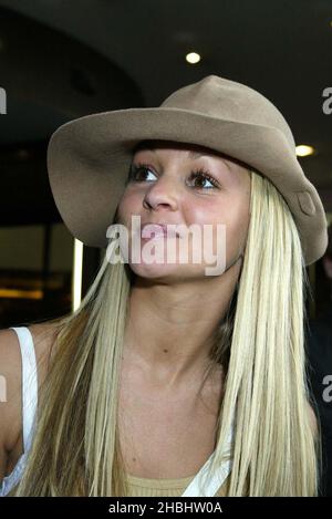 Katty Hill bei den Capital Radio Awards, Royal Lancaster Hotel, London. Kopfschuss, Hut Stockfoto