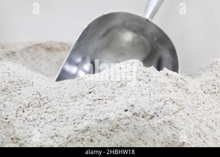 Backkonzept - Nahaufnahme von Weizenmehl mit Schaufel Stockfoto
