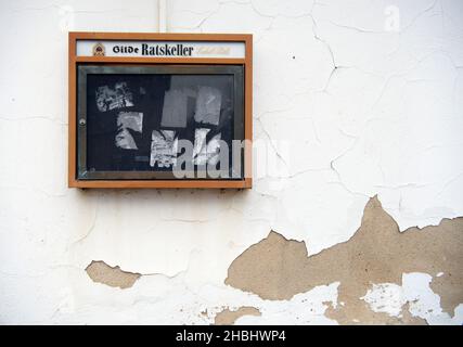 Bad Wilsnack, Deutschland. 14th Dez 2021. Neben dem Eingang zum leeren Restaurant in der Wittenberger Straße ist ein Infofeld mit der Aufschrift 'Gilde Ratskeller' zu sehen. Der Kurort im Stadtteil Prignitz war im Mittelalter ein bekannter Wallfahrtsort und ist berühmt für die Wallfahrtskirche St. Nikolai im Zentrum der Stadt, auch bekannt als die „Wunderblutkirche“. Quelle: Soeren Stache/dpa-Zentralbild/ZB/dpa/Alamy Live News Stockfoto