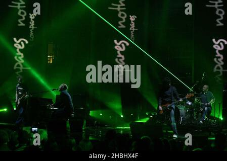 Chris martin von Coldplay spielt live bei den Brit Awards 2003 im Londoner Earls Court. In voller Länge, Klavier. Stockfoto