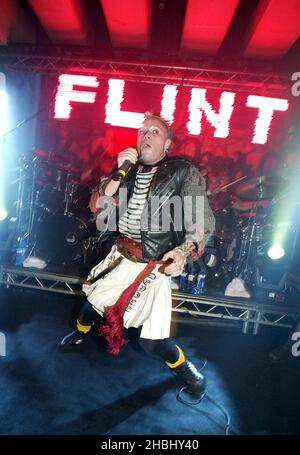 Flint (Keith Flint ex Prodigy) spielt live auf der Bühne des Scala Kings Cross London. Volle Länge Stockfoto