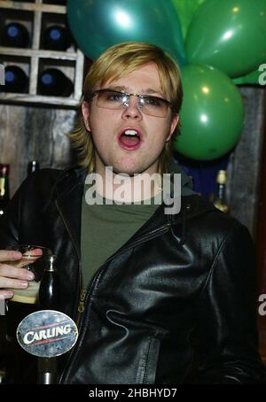 Westlife zieht Bier im O'Neills Pub in Wardour St, am St. Patricks Day, London, 1/2 Nicky Byrne Stockfoto