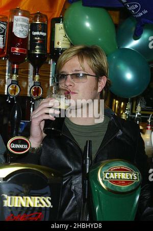 Westlife zieht Bier im O'Neills Pub in Wardour St, am St. Patricks Day, London, 1/2 Nicky Byrne Stockfoto