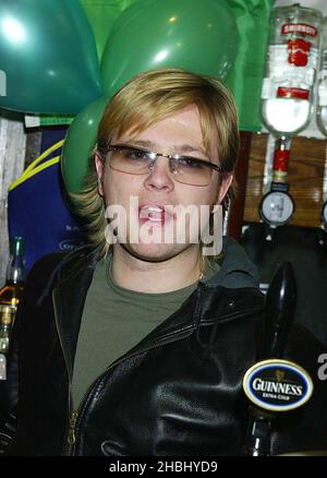 Westlife zieht Bier im O'Neills Pub in Wardour St, am St. Patricks Day, London, 1/2 Nicky Byrne Stockfoto