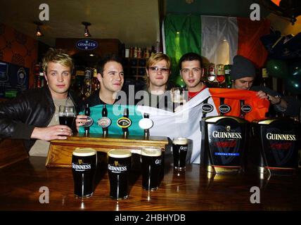 Westlife zieht Bier im O'Neills Pub in der Wardour Street, am St. Patricks Day, London 3/4 lang Stockfoto