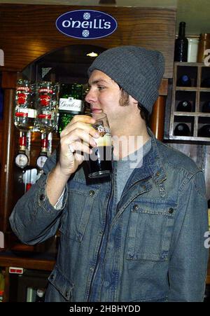 Westlife zieht Bier im O'Neills Pub in der Wardour Street, am St. Patricks Day, London 1/2, Brian McFadden Stockfoto