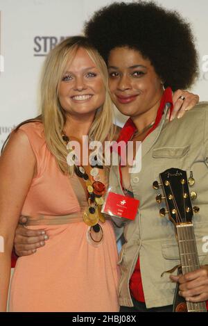 Emma Bunton mit der Preisträgerin von Prince's Trust Sarah Bennett beim Prince's Polo Konzert in Windsor. Halbe Länge, Gitarre, Halskette Stockfoto