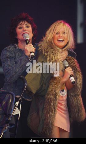 Emma Bunton tritt live auf der Bühne auf und Ruby Wax wärmt sie beim Princes Polo Concert im Royal County of Berkshire Polo Club windsor Berkshire mit einem Mantel. Halbe Länge. Lustig. Stockfoto