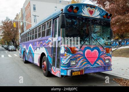 Das Äußere des ART HEART BUSSES, wo Kinder und Erwachsene an Bord klettern können, um Kunstprojekte zu machen. An der Bedford Avenue in Williamsburg, Brooklyn, New York Stockfoto