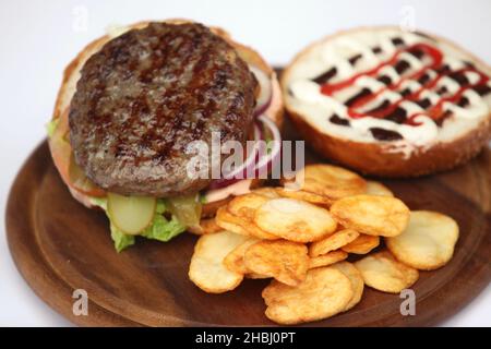 Hamburger mit Kartoffelchips Stockfoto