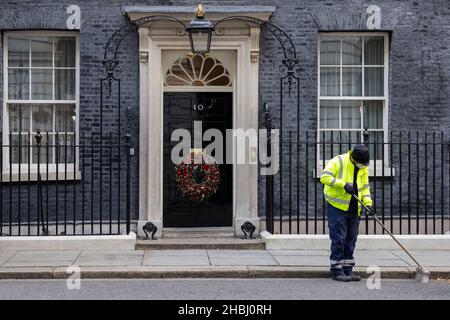 Straßenkehrer sammelt Blätter vor DER DOWNING Street NR. 10, der Heimat des britischen Premierministers, Whitehall, London, England, Großbritannien Stockfoto