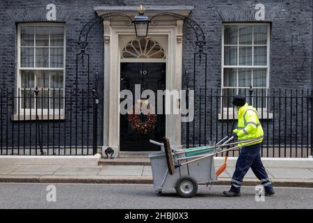 Straßenkehrer sammelt Blätter vor DER DOWNING Street NR. 10, der Heimat des britischen Premierministers, Whitehall, London, England, Großbritannien Stockfoto