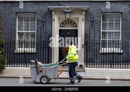 Straßenkehrer sammelt Blätter vor DER DOWNING Street NR. 10, der Heimat des britischen Premierministers, Whitehall, London, England, Großbritannien Stockfoto