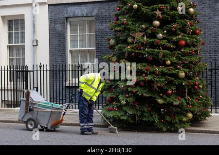 Straßenkehrer sammelt Blätter vor DER DOWNING Street NR. 10, der Heimat des britischen Premierministers, Whitehall, London, England, Großbritannien Stockfoto