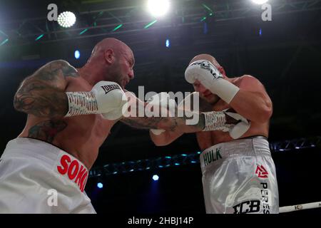 BROVARY, UKRAINE - 18. DEZEMBER 2021 - der ukrainische Schwergewichtsboxer Ihor Shevadzutskyi (R) kämpft während der Promo K2 mit Kamil Sokolowski aus Polen Stockfoto