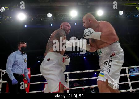 BROVARY, UKRAINE - 18. DEZEMBER 2021 - der ukrainische Schwergewichtsboxer Ihor Shevadzutskyi (R) kämpft während der Promo K2 mit Kamil Sokolowski aus Polen Stockfoto