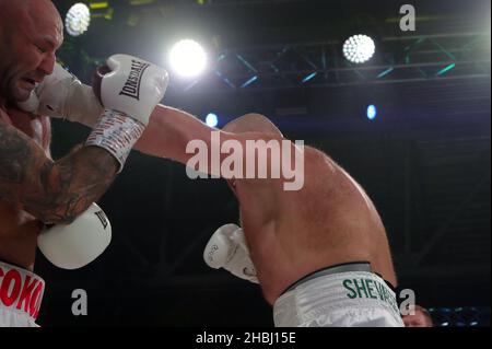 BROVARY, UKRAINE - 18. DEZEMBER 2021 - der ukrainische Schwergewichtsboxer Ihor Shevadzutskyi (R) kämpft während der Promo K2 mit Kamil Sokolowski aus Polen Stockfoto