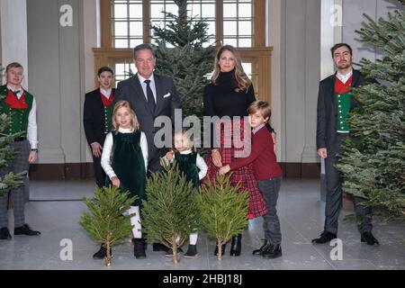 Die schwedische Prinzessin Madeleine, ihr Ehemann Chris O'Neill, Prinzessin Leonore, Prinzessin Adrienne und Prinz Nicolas erhalten am 20. Dezember 2021 Weihnachtsbäume im Königspalast in Stockholm, Schweden. Foto: Anders Wiklund / TT Code 10040 Stockfoto