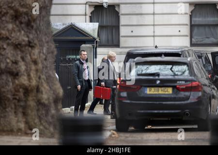 Der britische Premierminister Boris Johnson verlässt die Straße vor der festlichen Pause, Whitehall, London, Großbritannien, durch die Hintertür der Downing Street Nr. 10 Stockfoto