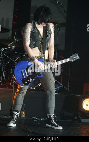 Brody Dalle von The Distillers treten auf der Bühne der Carling Brixton Academy in London auf. Der Gig ist Teil einer Reihe von Auftritten im Vorfeld der NME Awards. Stockfoto