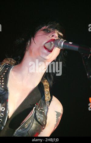 Brody Dalle von The Distillers treten auf der Bühne der Carling Brixton Academy in London auf. Der Gig ist Teil einer Reihe von Auftritten im Vorfeld der NME Awards. Stockfoto