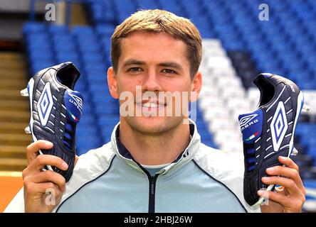 Der Liverpool Champions League-Stürmer Michael Owen schließt sich den anderen führenden internationalen Fußballsymbolen von Umbro in London an, um den neuen xai-Fußballschuh zu lancieren. Kopfschuss. Stockfoto