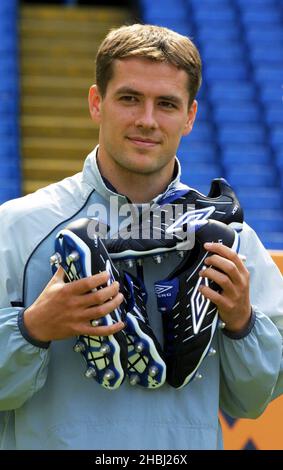 Der Liverpool Champions League-Stürmer Michael Owen schließt sich den anderen führenden internationalen Fußballsymbolen von Umbro in London an, um den neuen xai-Fußballschuh zu lancieren. Kopfschuss. Stockfoto