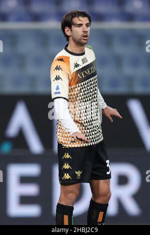 Genua, Italien. 19th Dez 2021. Pietro Ceccaroni (Venezia FC) Gesten während des Spiels von UC Sampdoria gegen Venezia FC, italienische Fußballserie A in Genua, Italien, Dezember 19 2021 Quelle: Independent Photo Agency/Alamy Live News Stockfoto